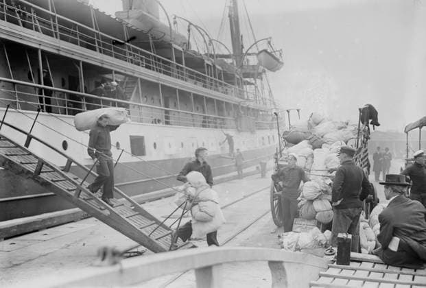 RECORD DATE NOT STATED Taking Luggage off Solace, 1914. Shows the USS Solace, probably at the Navy Yard in Brooklyn, New York City, bringing wounded soldiers back from Veracruz, Mexico in May, 1914 during the Mexican Revolution. Copyright:xHeritagexArt HeritagexImagesxBainxNewsxServicex IMAGO, ! ACHTUNG: AUFNAHMEDATUM GESCHÄTZT!  Copyright:HeritagexArt HeritagexImagesxBainxNewsxServicex IMAGO
