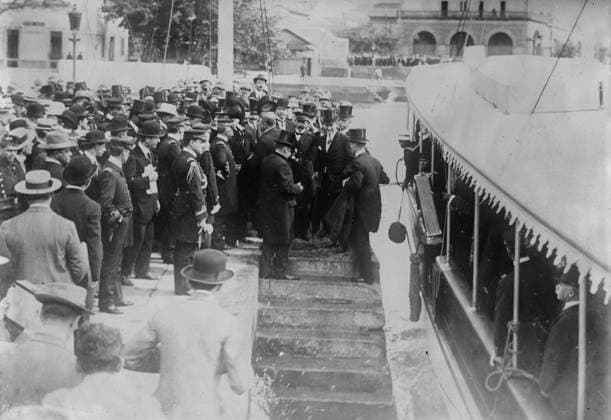 RECORD DATE NOT STATED Roosevelt debarking, Rio Janeiro, 1913. Shows President Theodore Roosevelt (1858-1919) in Rio de Janeiro, Brazil before the Roosevelt-Rondon Scientific Expedition to the Amazon River which began in 1913. Copyright:xHeritagexArt HeritagexImagesxBainxNewsxServicex IMAGO, ! ACHTUNG: AUFNAHMEDATUM GESCHÄTZT!  Copyright:HeritagexArt HeritagexImagesxBainxNewsxServicex IMAGO