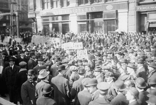 RECORD DATE NOT STATED I.W.W. Meeting, Union Sq., 1914. Shows crowd at IWW (Industrial Workers of the World) rally in Union Square, New York City on April 11, 1914. Copyright:xHeritagexArt HeritagexImagesxBainxNewsxServicex IMAGO, ! ACHTUNG: AUFNAHMEDATUM GESCHÄTZT!  Copyright:HeritagexArt HeritagexImagesxBainxNewsxServicex IMAGO
