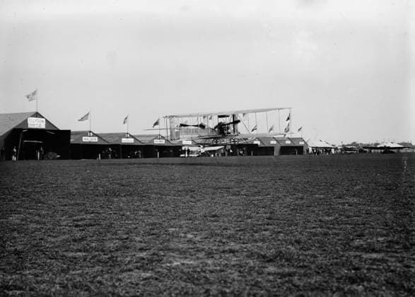 RECORD DATE NOT STATED Biplane of George W. Beatty, 1914. Shows the biplane of George W. Beatty (1887-1955) just above the ground at the Nassau Boulevard Aerodrome International Aviation Meet, Garden City, Long Island, New York which was held between September 23 and October 1, 1911. Copyright:xHeritagexArt HeritagexImagesxBainxNewsxServicex IMAGO, ! ACHTUNG: AUFNAHMEDATUM GESCHÄTZT!  Copyright:HeritagexArt HeritagexImagesxBainxNewsxServicex IMAGO