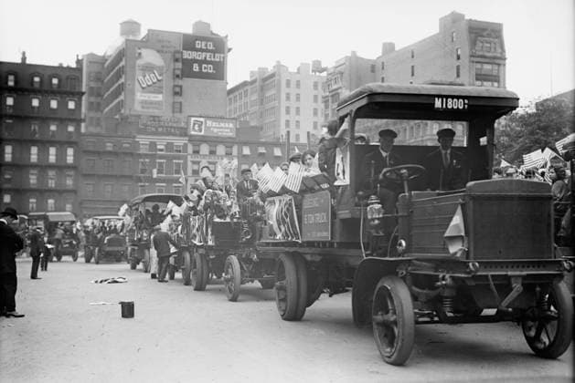 RECORD DATE NOT STATED Orphans going to Coney Island in Autos, 1911. Copyright:xHeritagexArt HeritagexImagesxBainxNewsxServicex IMAGO, ! ACHTUNG: AUFNAHMEDATUM GESCHÄTZT!  Copyright:HeritagexArt HeritagexImagesxBainxNewsxServicex IMAGO