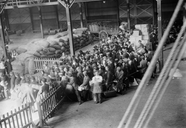RECORD DATE NOT STATED Greeks boarding Madonna, 1912. Taken when Greek immigrants left New York City to return to their country and fight in the first Balkan War, which began in October 1912. Copyright:xHeritagexArt HeritagexImagesxBainxNewsxServicex IMAGO, ! ACHTUNG: AUFNAHMEDATUM GESCHÄTZT!  Copyright:HeritagexArt HeritagexImagesxBainxNewsxServicex IMAGO