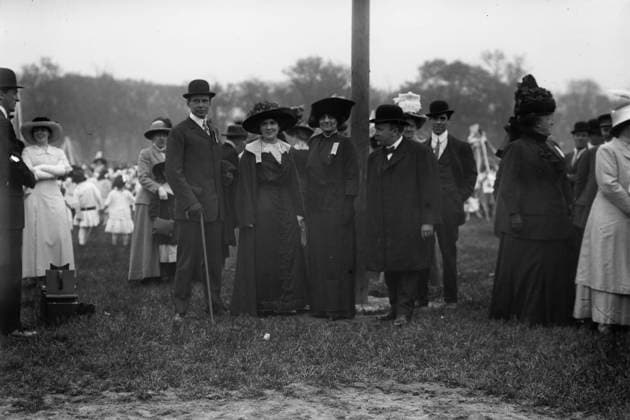 RECORD DATE NOT STATED G.T. Kirby & wife, Mrs. L.R. Guggenheim, Com r Stover, between c1910 and c1915. Shows Gustavus Town Kirby (far left), President of the Amateur Athletic Union and president of the American Olympic Committee for the 1912 Stockholm Olympics and Charles Bunstein Stover (1861-1929), Parks Commissioner for New York City. Copyright:xHeritagexArt HeritagexImagesxBainxNewsxServicex IMAGO, ! ACHTUNG: AUFNAHMEDATUM GESCHÄTZT!  Copyright:HeritagexArt HeritagexImagesxBainxNewsxServicex IMAGO