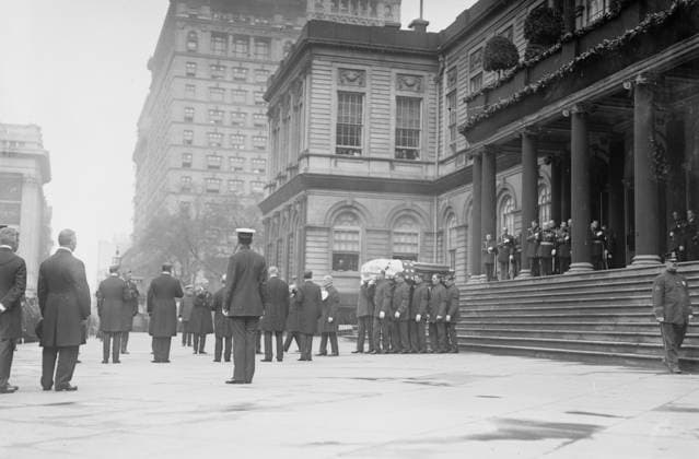 RECORD DATE NOT STATED Gaynor fun l funeral - City Hall, 1913. Shows funeral of William Jay Gaynor (1849-1913), Mayor of New York City. Copyright:xHeritagexArt HeritagexImagesxBainxNewsxServicex IMAGO, ! ACHTUNG: AUFNAHMEDATUM GESCHÄTZT!  Copyright:HeritagexArt HeritagexImagesxBainxNewsxServicex IMAGO