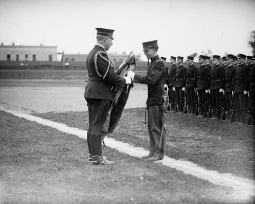 RECORD DATE NOT STATED Gen. Leonard Wood & boy cadets, between c1910 and c1915. Copyright:xHeritagexArt HeritagexImagesxBainxNewsxServicex IMAGO, ! ACHTUNG: AUFNAHMEDATUM GESCHÄTZT!  Copyright:HeritagexArt HeritagexImagesxBainxNewsxServicex IMAGO
