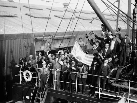 RECORD DATE NOT STATED Greeks departing on Madonna, 1912. Taken when Greek immigrants left New York City to return to their country and fight in the first Balkan War, which began in October 1912. Copyright:xHeritagexArt HeritagexImagesxBainxNewsxServicex IMAGO, ! ACHTUNG: AUFNAHMEDATUM GESCHÄTZT!  Copyright:HeritagexArt HeritagexImagesxBainxNewsxServicex IMAGO