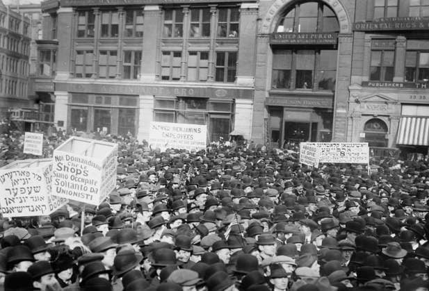 RECORD DATE NOT STATED May Day 13, strikers in Union Square, 1913. Shows crowd gathered in Union Square, New York City during the May Day parade, May 1, 1913. Some hold signs in Yiddish, Italian and English. Copyright:xHeritagexArt HeritagexImagesxBainxNewsxServicex IMAGO, ! ACHTUNG: AUFNAHMEDATUM GESCHÄTZT!  Copyright:HeritagexArt HeritagexImagesxBainxNewsxServicex IMAGO