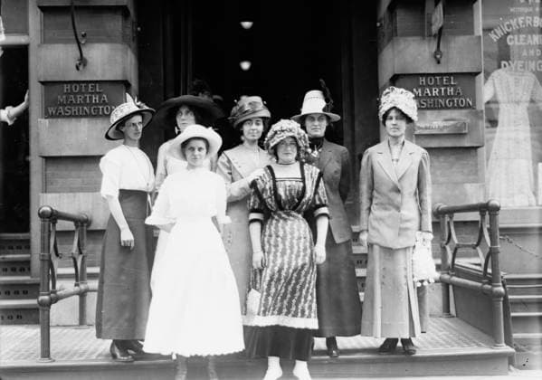 RECORD DATE NOT STATED Oregon girls in N.Y., 1912. Shows suffragists from Oregon who were visiting New York City before meeting in Washington, D.C. with President Wilson. Copyright:xHeritagexArt HeritagexImagesxBainxNewsxServicex IMAGO, ! ACHTUNG: AUFNAHMEDATUM GESCHÄTZT!  Copyright:HeritagexArt HeritagexImagesxBainxNewsxServicex IMAGO