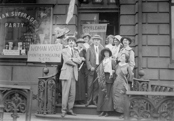 RECORD DATE NOT STATED R.C. Beadle, A.H. Brown, and suffragettes, 1913. Shows Robert Cameron Beadle and Alfred H. Brown, members of the Men s League for Woman Suffrage with others, outside 48 East 34th St., headquarters of the Woman s Suffrage Party of Manhattan. Copyright:xHeritagexArt HeritagexImagesxBainxNewsxServicex IMAGO, ! ACHTUNG: AUFNAHMEDATUM GESCHÄTZT!  Copyright:HeritagexArt HeritagexImagesxBainxNewsxServicex IMAGO