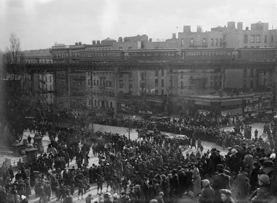 RECORD DATE NOT STATED Reid Funeral, 1913. Shows crowds on New York City streets watching funeral procession of Whitelaw Reid, American Ambassador to Great Britain. Includes elevated railroad and train. Copyright:xHeritagexArt HeritagexImagesxBainxNewsxServicex IMAGO, ! ACHTUNG: AUFNAHMEDATUM GESCHÄTZT!  Copyright:HeritagexArt HeritagexImagesxBainxNewsxServicex IMAGO