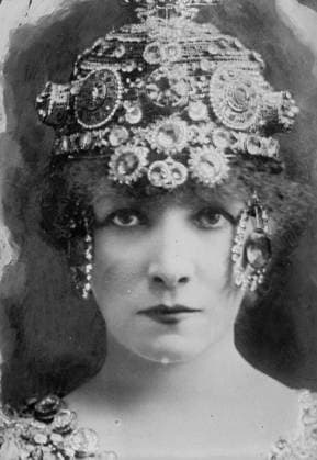RECORD DATE NOT STATED Sarah Bernhardt with elaborate headdress, 1912. Copyright:xHeritagexArt HeritagexImagesxBainxNewsxServicex IMAGO, ! ACHTUNG: AUFNAHMEDATUM GESCHÄTZT!  Copyright:HeritagexArt HeritagexImagesxBainxNewsxServicex IMAGO