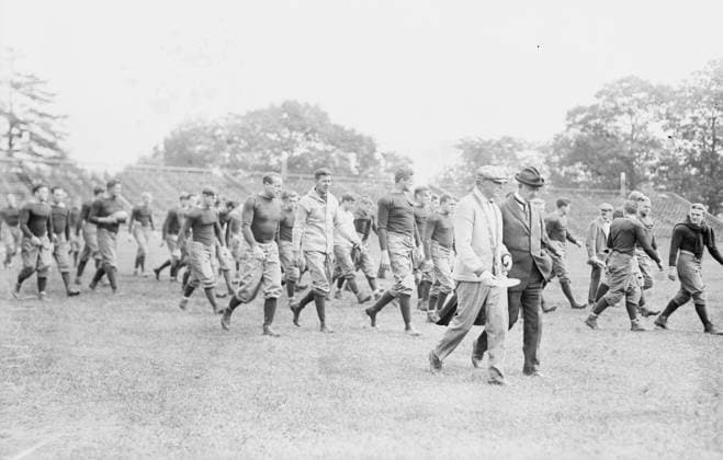 RECORD DATE NOT STATED Yale Squad coming on field, Bomeisler, Spalding, John Mack, Dr. Bull, between c1910 and c1915. Photographs show members of the Yale University Football team including Douglas M. Bo Bomeisler (1892-1953), Dr. William T. Bull and Jesse Spalding (d. 1934). Copyright:xHeritagexArt HeritagexImagesxBainxNewsxServicex IMAGO, ! ACHTUNG: AUFNAHMEDATUM GESCHÄTZT!  Copyright:HeritagexArt HeritagexImagesxBainxNewsxServicex IMAGO