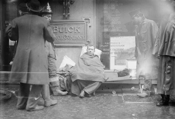 RECORD DATE NOT STATED Fireman overcome -- subway fire, 1 6 15, 1915. Shows a freman seated on the sidewalk after fighting a fire in a New York City subway tunnel which took place near West 55th Street and Broadway, January 6, 1915. Copyright:xHeritagexArt HeritagexImagesxBainxNewsxServicex IMAGO, ! ACHTUNG: AUFNAHMEDATUM GESCHÄTZT!  Copyright:HeritagexArt HeritagexImagesxBainxNewsxServicex IMAGO