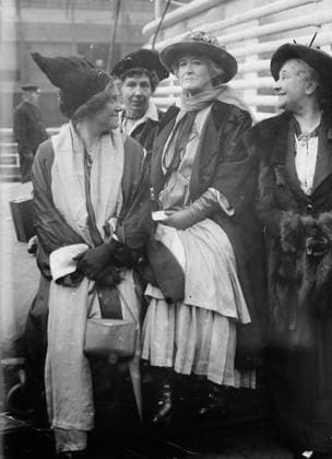 RECORD DATE NOT STATED Mrs. B. Forbes Robertson, 1915. Shows Mrs. Beatrice Forbes Robertson-Hale (1883-1967), Evelyn Garnaut Smalley (d. 1938) and Mrs. I. Forbes Robertson seated with actress Ellen Terry (1847-1928) on the American liner the New York. Copyright:xHeritagexArt HeritagexImagesxBainxNewsxServicex IMAGO, ! ACHTUNG: AUFNAHMEDATUM GESCHÄTZT!  Copyright:HeritagexArt HeritagexImagesxBainxNewsxServicex IMAGO