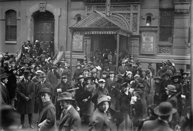 RECORD DATE NOT STATED Garment workers, Webster Hall, between c1915 and c1920. Copyright:xHeritagexArt HeritagexImagesxBainxNewsxServicex IMAGO, ! ACHTUNG: AUFNAHMEDATUM GESCHÄTZT!  Copyright:HeritagexArt HeritagexImagesxBainxNewsxServicex IMAGO