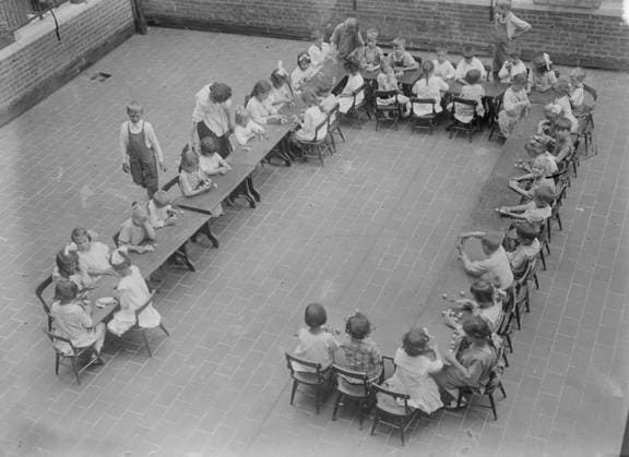 RECORD DATE NOT STATED Roof Garden, Lenox Hill Settlement, between c1915 and c1920. Copyright:xHeritagexArt HeritagexImagesxBainxNewsxServicex IMAGO, ! ACHTUNG: AUFNAHMEDATUM GESCHÄTZT!  Copyright:HeritagexArt HeritagexImagesxBainxNewsxServicex IMAGO