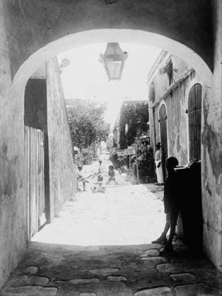 RECORD DATE NOT STATED Street in Charlotte Amalie, St. Thomas, between c1915 and c1920. Shows Charlotte Amalie, St. Thomas, U.S. Virgin Islands. Copyright:xHeritagexArt HeritagexImagesxBainxNewsxServicex IMAGO, ! ACHTUNG: AUFNAHMEDATUM GESCHÄTZT!  Copyright:HeritagexArt HeritagexImagesxBainxNewsxServicex IMAGO