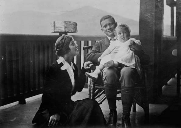 RECORD DATE NOT STATED Efrem Zimbalist, Alma Gluck & Baby, 1916. Shows Efrem Zimbalist, Sr. (1889 or 1890-1985), an internationally known concert violinist, composer, teacher, conductor, and director of the Curtis Institute of Music. He is with his wife, opera singer Alma Gluck (1884-1938), and their daughter Maria Virginia. Copyright:xHeritagexArt HeritagexImagesxBainxNewsxServicex IMAGO, ! ACHTUNG: AUFNAHMEDATUM GESCHÄTZT!  Copyright:HeritagexArt HeritagexImagesxBainxNewsxServicex IMAGO