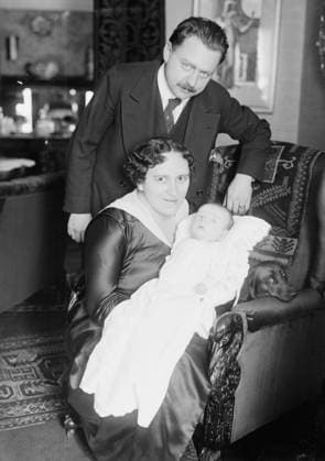 RECORD DATE NOT STATED Margarethe Ober & family, between c1915 and c1920. Shows German opera singer Margarethe (Margarete) Ober, her husband Arthur Arndt and child Wilhelm. Copyright:xHeritagexArt HeritagexImagesxBainxNewsxServicex IMAGO, ! ACHTUNG: AUFNAHMEDATUM GESCHÄTZT!  Copyright:HeritagexArt HeritagexImagesxBainxNewsxServicex IMAGO