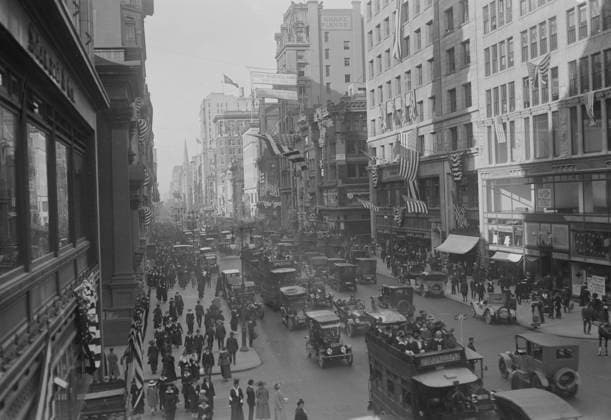 RECORD DATE NOT STATED Fifth Ave. decorated for Parade of 5 13 16, 1916. Shows view looking northeast along 5th avenue, between 39th and 40th streets, New York City, during the Citizens Preparedness parade which was held on May 13, 1916. Copyright:xHeritagexArt HeritagexImagesxBainxNewsxServicex IMAGO, ! ACHTUNG: AUFNAHMEDATUM GESCHÄTZT!  Copyright:HeritagexArt HeritagexImagesxBainxNewsxServicex IMAGO