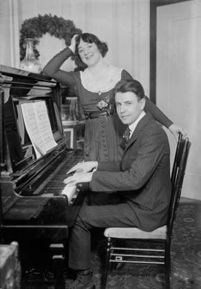 RECORD DATE NOT STATED Anna Fitziu, between c1915 and c1920. Shows Anna Fitziu (1887-1967), an American soprano opera singer possibly with Henry Kimball Hadley at the piano. Copyright:xHeritagexArt HeritagexImagesxBainxNewsxServicex IMAGO, ! ACHTUNG: AUFNAHMEDATUM GESCHÄTZT!  Copyright:HeritagexArt HeritagexImagesxBainxNewsxServicex IMAGO