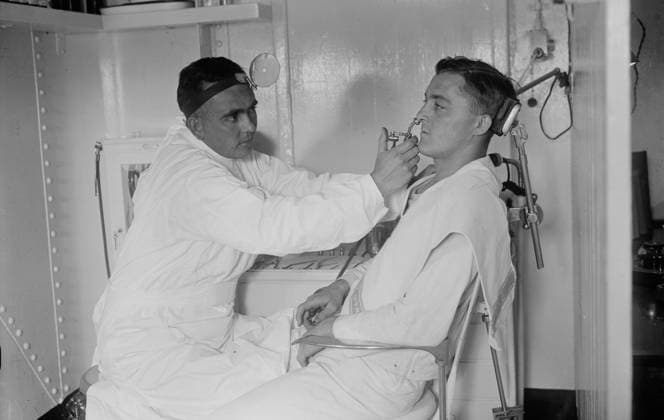 RECORD DATE NOT STATED Nasal Spray - Laboratory for eye, ear, etc - COMFORT, between c1915 and c1920. Copyright:xHeritagexArt HeritagexImagesxBainxNewsxServicex IMAGO, ! ACHTUNG: AUFNAHMEDATUM GESCHÄTZT!  Copyright:HeritagexArt HeritagexImagesxBainxNewsxServicex IMAGO