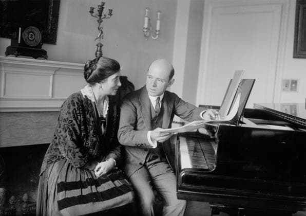 RECORD DATE NOT STATED Pablo Casals & wife, between c1915 and c1920. Shows Spanish cellist Pablo Casals (1876-1973) with his wife Susan Metcalfe Casals (1878-1959) who was an American mezzo-soprano singer. Copyright:xHeritagexArt HeritagexImagesxBainxNewsxServicex IMAGO, ! ACHTUNG: AUFNAHMEDATUM GESCHÄTZT!  Copyright:HeritagexArt HeritagexImagesxBainxNewsxServicex IMAGO