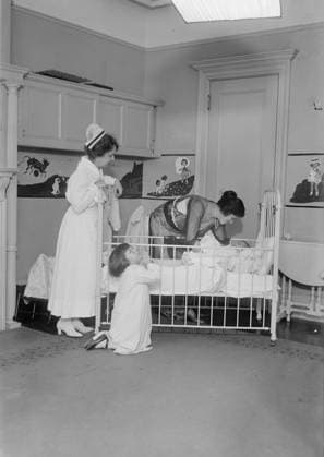 RECORD DATE NOT STATED Alma Gluck, 1918 or 1919. Shows Romanian-American opera singer Alma Gluck (1884-1938) with her son Efrem Zimbalist Jr. (1918-2014) in a crib, her daughter Maria kneeling next to crib and a nurse. Copyright:xHeritagexArt HeritagexImagesxBainxNewsxServicex IMAGO, ! ACHTUNG: AUFNAHMEDATUM GESCHÄTZT!  Copyright:HeritagexArt HeritagexImagesxBainxNewsxServicex IMAGO