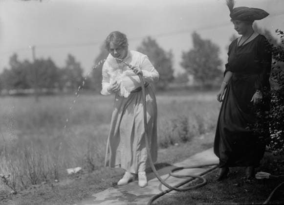 RECORD DATE NOT STATED Lillian Rosedale & Vivian Holt, between c1915 and c1920. Shows singers Lillian Rosedale Goodman (1887-1972) and Vivian Holt. Copyright:xHeritagexArt HeritagexImagesxBainxNewsxServicex IMAGO, ! ACHTUNG: AUFNAHMEDATUM GESCHÄTZT!  Copyright:HeritagexArt HeritagexImagesxBainxNewsxServicex IMAGO