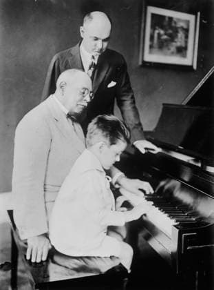 RECORD DATE NOT STATED John Philip Sousa, 1st, 2d, & 3d, between c1915 and c1920. Shows composer and conductor John Philip Sousa, with his son and grandson at a piano. Copyright:xHeritagexArt HeritagexImagesxBainxNewsxServicex IMAGO, ! ACHTUNG: AUFNAHMEDATUM GESCHÄTZT!  Copyright:HeritagexArt HeritagexImagesxBainxNewsxServicex IMAGO