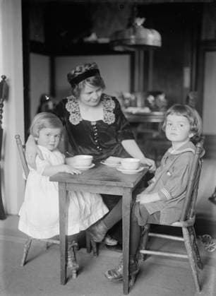 RECORD DATE NOT STATED Helen Ware, between c1915 and c1920. Shows violinist Helen Ware (1887-1962) seated at a table with two children. Copyright:xHeritagexArt HeritagexImagesxBainxNewsxServicex IMAGO, ! ACHTUNG: AUFNAHMEDATUM GESCHÄTZT!  Copyright:HeritagexArt HeritagexImagesxBainxNewsxServicex IMAGO