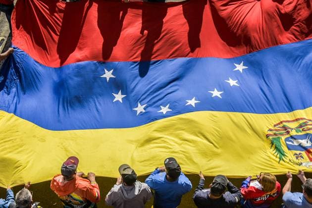 News Themen der Woche KW31 News Bilder des Tages March in support of the government s election results in Caracas, Venezuela - 31 Jul 2024 Supporters of Venezuelan President Nicolas Maduro carry a large Venezuelan flag during a march in support of the government s election results from the last presidential election. Hundreds of people marched down Urdaneta Avenue in support of President Nicolas Maduro. During their march to the Miraflores presidential palace, the marchers carried flags and symbols of support in allusion to Chavismo and the current president. This demonstration was organized after Maduro announced his security plan in which he foresees civic, police and military patrols throughout the national territory. Caracas Venezuela Copyright: xIsraelxFuguemannx xSOPAxImagesx Ifuguemann_venezuela.jpeg(3)
