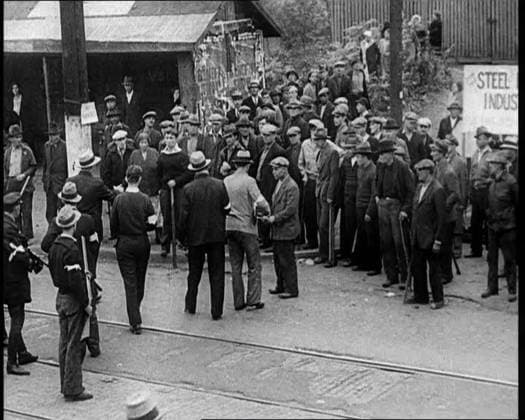 RECORD DATE NOT STATED Small Crowd of American Civilians on a Demonstration Strike, 1930s. Group of men outside a steelworks confronting armed police. From Time to Remember - The Tough Guys, 1930s (Reel 1); a documentary film mainly about life in depression- and gangster-hit America. Copyright:xBritishxPathexLtd HeritagexImagesxBritishxPathexLtdx IMAGO, ! ACHTUNG: AUFNAHMEDATUM GESCHÄTZT!  Copyright:BritishxPathexLtd HeritagexImagesxBritishxPathexLtdx IMAGO