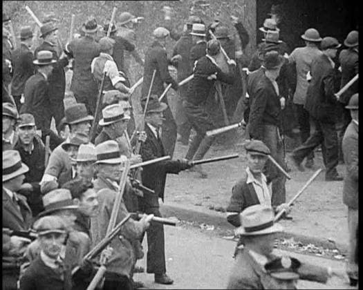 RECORD DATE NOT STATED Small Crowd of American Civilians on a Demonstration Strike in Conflict with the Police, 1930s. Group of men outside a steelworks confronting armed police. From Time to Remember - The Tough Guys, 1930s (Reel 1); a documentary film mainly about life in depression- and gangster-hit America. Copyright:xBritishxPathexLtd HeritagexImagesxBritishxPathexLtdx IMAGO, ! ACHTUNG: AUFNAHMEDATUM GESCHÄTZT!  Copyright:BritishxPathexLtd HeritagexImagesxBritishxPathexLtdx IMAGO