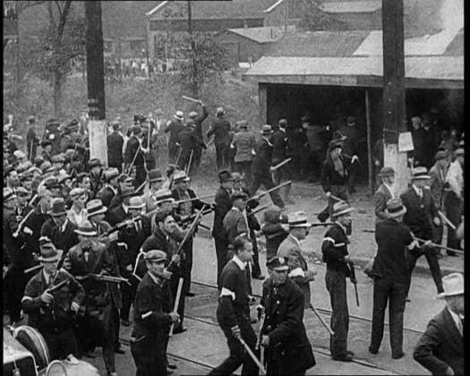 RECORD DATE NOT STATED Small Crowd of American Civilians on a Demonstration Strike in Conflict with the Police, 1930s. Men with guns outside a steelworks. From Time to Remember - The Tough Guys, 1930s (Reel 1); a documentary film mainly about life in depression- and gangster-hit America. Copyright:xBritishxPathexLtd HeritagexImagesxBritishxPathexLtdx IMAGO, ! ACHTUNG: AUFNAHMEDATUM GESCHÄTZT!  Copyright:BritishxPathexLtd HeritagexImagesxBritishxPathexLtdx IMAGO