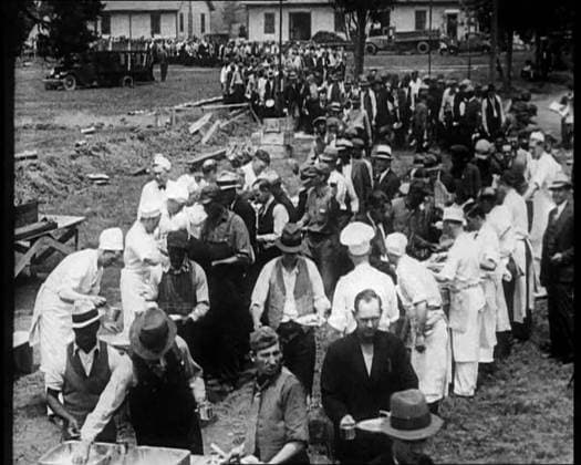 RECORD DATE NOT STATED American Civilians Serving Meals for a Large Crowd on a Queue Outdoors, 1930s. ...the Bonus Army US veterans demanding government support during the Depression camping on Washington s doorstep, demanding decent treatment...a living wage instead of an existence . From Time to Remember - The Tough Guys, 1930s (Reel 1); a documentary film mainly about life in depression- and gangster-hit America. Copyright:xBritishxPathexLtd HeritagexImagesxBritishxPathexLtdx IMAGO, ! ACHTUNG: AUFNAHMEDATUM GESCHÄTZT!  Copyright:BritishxPathexLtd HeritagexImagesxBritishxPathexLtdx IMAGO