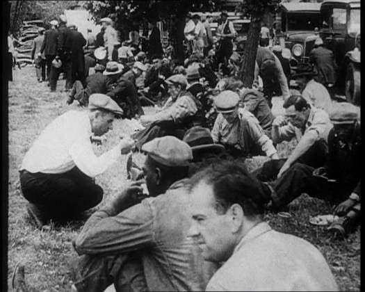 RECORD DATE NOT STATED Large Crowd of American Civilians Eating Meals Outdoors, 1930s. ...the Bonus Army US veterans demanding government support during the Depression camping on Washington s doorstep, demanding decent treatment...a living wage instead of an existence . From Time to Remember - The Tough Guys, 1930s (Reel 1); a documentary film mainly about life in depression- and gangster-hit America. Copyright:xBritishxPathexLtd HeritagexImagesxBritishxPathexLtdx IMAGO, ! ACHTUNG: AUFNAHMEDATUM GESCHÄTZT!  Copyright:BritishxPathexLtd HeritagexImagesxBritishxPathexLtdx IMAGO