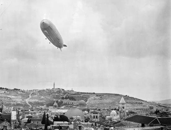 Archivbilder der Woche KW31 RECORD DATE NOT STATED German Zeppelin aircraft flying over Jerusalem The Image shows a German Zeppelin aircraft flying over Jerusalem, on April the 11th, 1931. Just before the outbreak of the Second World War. Copyright: xPhoto12 AnnxRonanxPicturexLibraryx ARP18A10130 !ACHTUNG AUFNAHMEDATUM GESCHÃ„TZT!