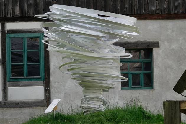 Skulptur_Twister Again 31.07.2024, Seiffen im Erzgebirge, 38 Kommunen und Gemeinden bilden gemeinsam mit Chemnitz die Kulturhauptstadt-Region, die im Jahr 2025 Europäische Kulturhauptstadt sein wird. Bis zum Jahr 2025 und darüber hinaus wird der PURPLE PATH, ein großer Skulpturen-, Kunst- und Macherweg und Flagship der Kulturhauptstadt, in der Region entstehen. Twister Again von Alice Aycock Erzgebirgisches Freilichtmuseum Hauptstraße 203 09548 Kurort Seiffen *** Sculpture Twister Again 31 07 2024, Seiffen in the Ore Mountains, 38 municipalities and communities together with Chemnitz form the Capital of Culture Region, which will be European Capital of Culture in 2025 Until 2025 and beyond, the PURPLE PATH, a large scul