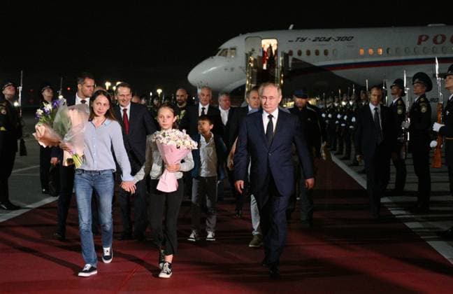 News Themen der Woche KW31 News Bilder des Tages Russia Putin Prisoner Swap 8737738 01.08.2024 Russian President Vladimir Putin meets Russian citizens released after the Russian-US prisoner swap in Turkiye at Vnukovo International Airport in Moscow, Russia. On August 1, Ankara hosted the Russian-US exchange of 26 individuals held in prisons in the United States, Germany, Poland, Slovenia, Norway, Russia, and Belarus. Ten of the prisoners exchanged, including two minors, went to Russia, 13 to Germany, and three to the US. Those returned to Russia include Artem and Anna Dultsev with their children, Vadim Krasikov, Pavel Rubtsov, Mikhail Mikushin, Roman Seleznev, Vladislav Klyushin, and Vadim Konoshchenok. Kirill Zykov Sputnik Moscow Russia  Copyright: xKirillxZykovx
