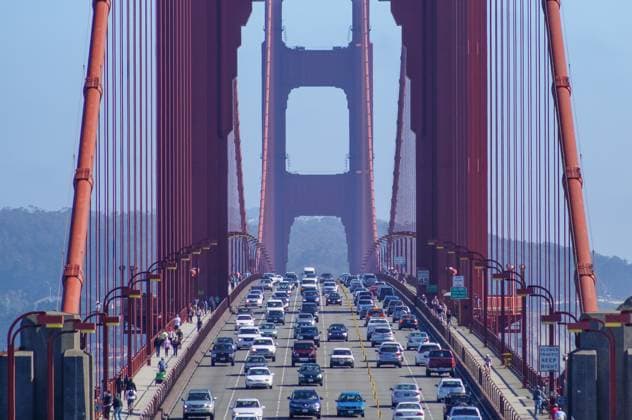 Symbolbild Golden Gate Bridge, San Francisco, Stau, belebte Fahrbahn, Autos, Fußgänger, Radfahrer, rote Stahlseile, Brückentürme, klare blauer Himmel, geometrisches Muster, strukturelle Schönheit, Hügel im Hintergrund, Waldlandschaft, ikonisches Wahrzeichen, ständiger Verkehrsfluss, berühmte Brücke, dynamische Aufnahme, touristisches Ziel, Ingenieurskunst, urbanes Reisen, architektonisches Meisterwerk *** Symbolic image Golden Gate Bridge, San Francisco, traffic jam, busy roadway, cars, pedestrians, cyclists, red steel cables, bridge towers, clear blue sky, geometric pattern, structural beauty, hill in background, forest landscape, iconic landmark, constant traffic flow, famous bridge, dynamic shot, tourist destination, enginee Copyright: xArnexAmbergx