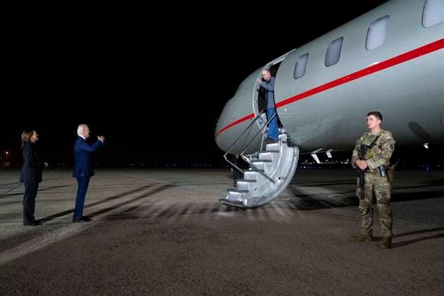 U.S. President Joe Biden and Vice President Harris greet hostages at Joint Base Andrews Vice President Kamala Harris, from left, and President Joe Biden greet Paul Whelan his release as part of a 24-person prisoner swap between Russia and the United States, at Joint Base Andrews, Maryland on Thursday, August 1, 2024. Photo by Ken Cedeno Pool ABACAPRESS.COM JOINT BASE ANDREWS MD United States  Copyright: xPool ABACAx