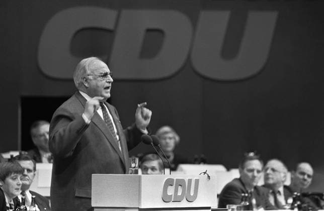 Archivbilder der Woche KW31 Deutschland, Hamburg, 21.02.1994 Archiv.: 46-30-33 CDU-Parteitag Foto: CDU-Bundesvorsitzender Helmut Kohl bei Rede CDU-Parteitag *** Germany, Hamburg, 21 02 1994 Archive 46 30 33 CDU party conference Photo CDU Federal Chairman Helmut Kohl speaking at the CDU party conference