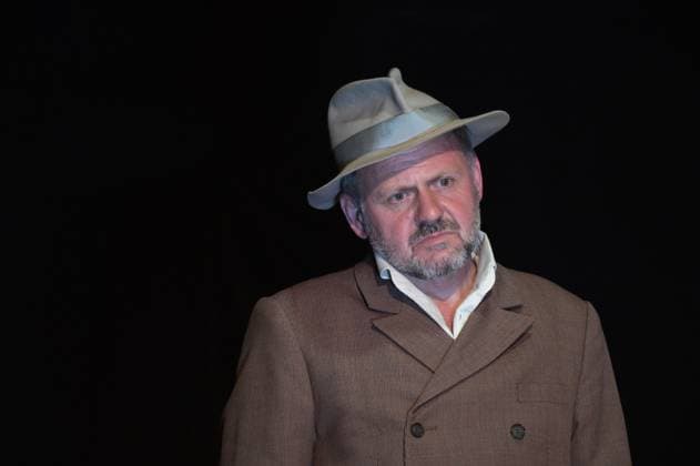 Theaterstück Liebelei von Arthur Schnitzler, im Stadttheater Gmunden, im Rahmen der Salzkammergut Festwochen Gmunden, am 10.07.2024. Das Bild zeigt eine Szene aus dem Theaterstück mit Samuel Finzi als Vater der Christine 2024 - Theaterstück Liebelei von Arthur Schnitzler, im Stadttheater Gmunden, im Rahmen der Salzkammergut Festwochen Gmunden, am 10.07.2024. *** Play Liebelei by Arthur Schnitzler, at the Stadttheater Gmunden, as part of the Salzkammergut Festwochen Gmunden, on 10 07 2024 The picture shows a scene from the play with Samuel Finzi as Christines father 2024 Play Liebelei by Arthur Schnitzler, at the Stadttheater Gmunden, as part of the Salzkammergut Festwochen Gmunden, on 10 07 2024