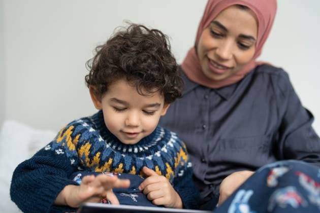 IMAGO Creative, Diversity, Mütter Mother and son (2-3) using digital tablet at home model released Copyright: xCulturaxCreativex