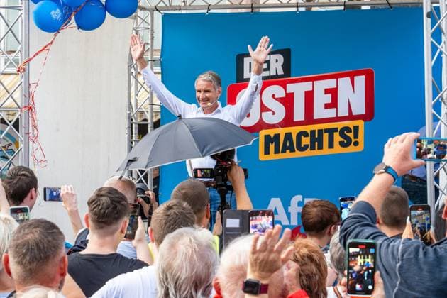 News Themen der Woche KW31 News Bilder des Tages Björn Höcke, AfD-Politiker, auf Wahlkampftour in Thüringen, AfD Sommerfest in Altenburg, 2. August 2024 Deutschland, Altenburg, 2. August 2024, Björn Höcke, 52, AfD-Fraktionsvorsitzender im thüringischen Landtag, bei Wahlkampf in Altenburg, er wird bejubelt, als er die Bühne betritt, beim AfD Sommerfest auf dem Marktplatz Altenburg, die Landtagswahlen sind am 1. September, rechtsextremer Politiker, Politik, *** Björn Höcke, AfD politician, on election campaign tour in Thuringia, AfD summer party in Altenburg, August 2, 2024 Germany, Altenburg, August 2, 2024, Björn Höcke, 52, AfD parliamentary group leader in the Thuringian state parliament, during election campaign in Altenburg, he is cheered as he enters the stage, at the AfD summe