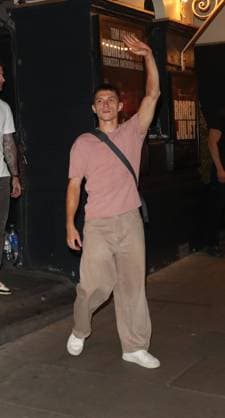 Romeo and Juliet star Tom Holland waves to fans as he leaves the Duke Of York™s Theatre, London, United Kingdom, on 02 August 2024. Romeo and Juliet star Tom Holland waves to fans as he leaves the Duke Of York™s Theatre, London, United Kingdom, on 02 August 2024., Credit:Smart Pictures Avalon ENGLAND, London  Copyright: xSmartxPicturesx xAvalonx 0895490178