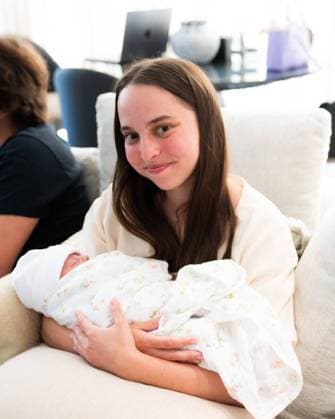 Bilder des Jahres 2024, Entertainment 08 August Entertainment Bilder des Tages Newborn Princess Iman, First Grand Child to Jordans King and Queen - Amman Princess Salma Bint Abdullah (daughter of King Abdullah and Queen Rania) holding her first niece, Princess Iman (Bint Al Hussein), born to her brother Crown Prince Hussein (or Al Hussain), and Princess Rajwa, at King Hussein Medical Centre hospital, in Amman, Jordan, on August 3, 2024. Photo by Balkis Press ABACAPRESS.COM Amman Jordan  Copyright: xBalkisxPress ABACAx