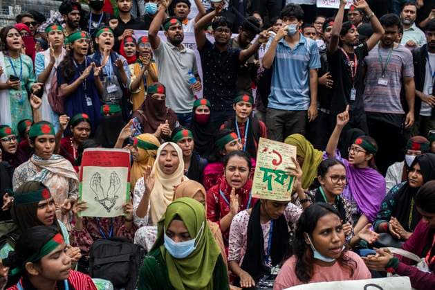 Protest against Prime Minister Sheikh Hasina in Dhaka - 03 Aug 2024 Protesters hold placards expressing their opinion during a demonstration. Bangladeshi students, teachers, human rights activists, and cultural activists took part in a protest against Prime Minister Sheikh Hasina and her government to resign and at the same time, they also demanded the formation of a new national government Dhaka Bangladesh Copyright: xSazzadxHossainx xSOPAxImagesx one-point demand_sazzad hossain (2)