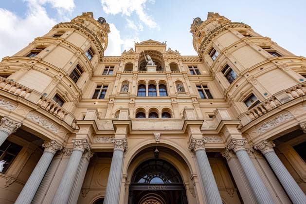 Schweriner Schloss: UNESCO-Weltkulturerbe Das Bild zeigt das Schweriner Schloss, das Teil des Residenzensembles Schwerin ist und kürzlich in die UNESCO-Welterbeliste aufgenommen wurde. Dieses historische Bauwerk dient als Sitz des Landtags von Mecklenburg-Vorpommern. Die Fassade des Schlosses ist reich verziert mit Skulpturen, Säulen und dekorativen Elementen. Schwerin Mecklenburg-Vorpommern Deutschland *** Schwerin Castle UNESCO World Heritage Site The picture shows Schwerin Castle, which is part of the Schwerin residential ensemble and was recently inscribed on the UNESCO World Heritage List This historic building serves as the seat of the state parliament of Mecklenburg-Vorpommern The facade of the castle is richly decorated with sculpt